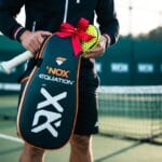 En padel tennisentusiast pakker en Nox Equation WPT-ketsjer ud som en ferie gave